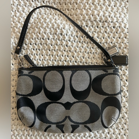 Coach Clutch - Picture 2 of 3